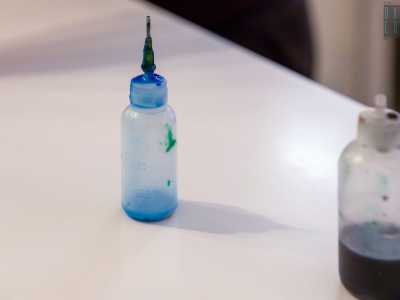La figura viene poi riempita con coloranti alimentari dosati con pipette in silicone